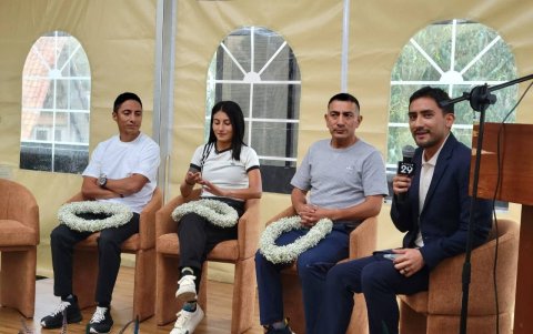Paula y su entrenador Andrés Chocho (i) recibieron un homenaje del Municipio de Cuenca. Los acompañó Daniel Pintado. (d)