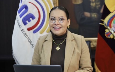 El formato de la papeleta será tamaño A4 y presentará una tonalidad bicolor —celeste y amarilla.