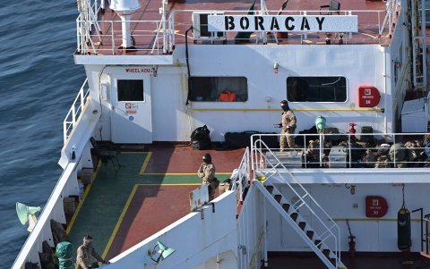 Soldados franceses a bordo de un petrolero perteneciente a la llamada 