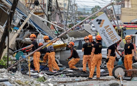 Socorristas se despliegan en un distrito comercial donde se derrumbó la estructura de un edificio en la ciudad de Bogo, Cebú, Filipinas, el 2 de octubre de 2025.