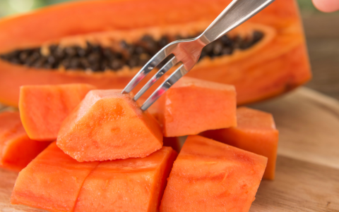 La papaya, rica en agua y enzimas, es aliada natural para la digestión y la salud renal.
