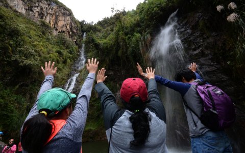 La ruta de las cascadas y aguas termales son algunas de la preferidas por los visitantes.