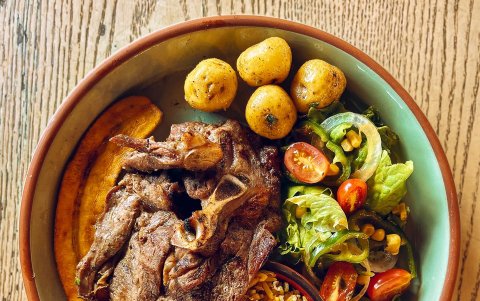 El borrego asado es el plato típico de Lloa. Este viene acompañado de papas, maduro, habas y más.