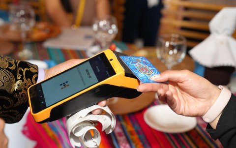 La Tarjeta Ciudad  tiene sistema contactless, por lo que se pudo adaptar fácilmente para su uso conjunto con el sistema bancario.