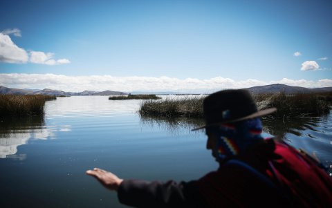 Un 'Mallku' o autoridad aimara sacando algas muertas del lago Titicaca en la Isla Sicula (Bolivia).