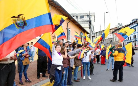 Ciudadanos con banderas del Ecuador expresan su respaldo al Gobierno de Noboa.