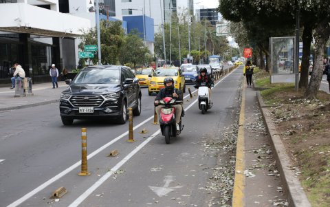 Invasión. Scooters invaden constantemente las vías del ciclopaseo, afectando la movilidad segura y generando conflictos con ciclistas.