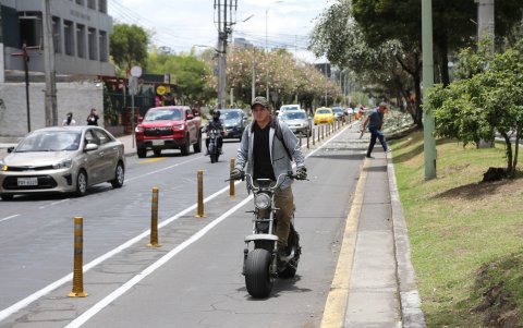 Dentro del marco normativo que se analiza es la obligación de usar casco y medidas de protección.