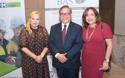 Nery Meregildo, presidenta de Amcham; Gabriel Rovayo, presidente de la Cámara de Comercio Ecuatoriano Canadiense de Guayaquil; y Aránzazu De Gomendirrutia, presidenta de la Camara Oficial Española de Comercio del Ecuador.