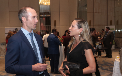 Michael Nowicki, cónsul y consejero de la Embajada de Canadá en Quito, y Andrea González.