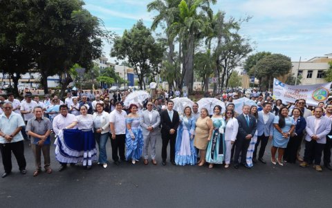 La Universidad de Guayaquil conmemoró los 205 años de Independencia con un desfile cívico lleno de color, música y tradición.
