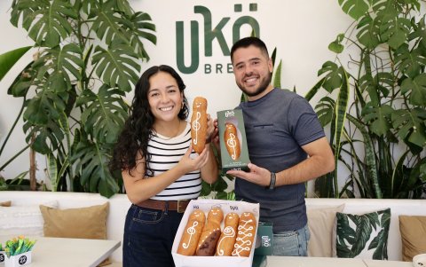 Con pasión familiar, Cristhian Montenegro y Sofía Sánchez ofrecen guaguas de pan con sabores que evocan tradición y creatividad.