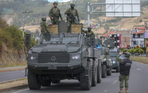 Foto de archivo de integrantes de las Fuerzas Armadas de Ecuador custodian en Otavalo (Ecuador).
