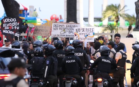 Carteles con mensajes críticos contra el Gobierno Nacional.