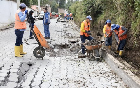Varios hundimientos se registraron a lo largo de la avenida Los Conquistadores en Puembo.