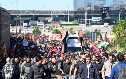 Una marcha en Roma pide la liberación de la Flotilla Global Sumud (GSF), después de que sus barcos fueran interceptados por las fuerzas israelíes.