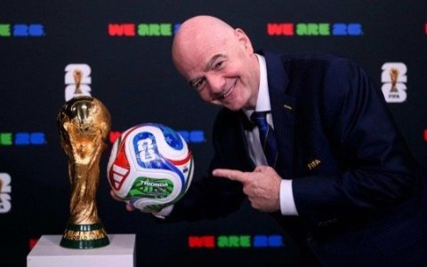 El Presidente de la FIFA, Gianni Infantino, posa junto al trofeo y la nueva pelota de la Copa del Mundo 2026.