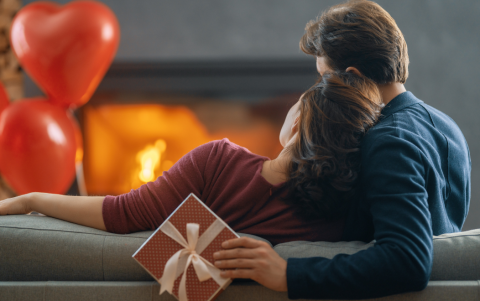 Flores azules, cartas escritas a mano y gestos espontáneos son parte de las formas en que se celebra el Día del Novio cada 3 de octubre.