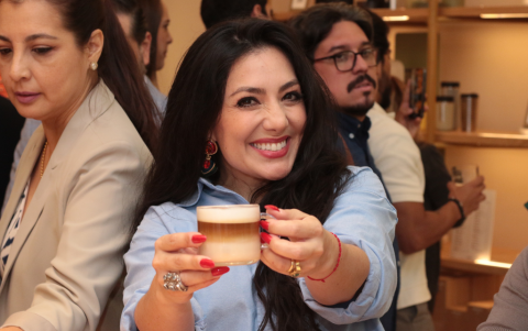 Pamela Cortés disfrutó cada sorbo de café.