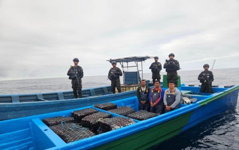 La embarcación fue localizada al suroeste de la Bocana El Cordoncillo, en el Estero de Jaltepeque, entre los departamentos de San Vicente y La Paz.