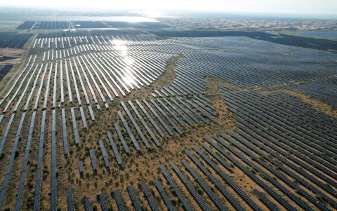 Paneles solares en la estación fotovoltaica Dalat Banner, en el desierto de Kubuqi, en el norte de China.