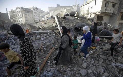 Familiares inspeccionan los escombros de su antigua casa tras un ataque aéreo durante una operación militar israelí en la ciudad de Gaza, el 3 de octubre de 2025.