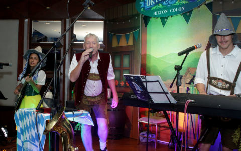 La agrupación Bavarian Sound llegó al Oktoberfest para poner su toque musical en la celebración.