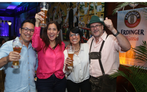 Jhino Llerena, Paola Gómez de Llerena, Isabel Sandoval de Bersug y Viekko Bersug.