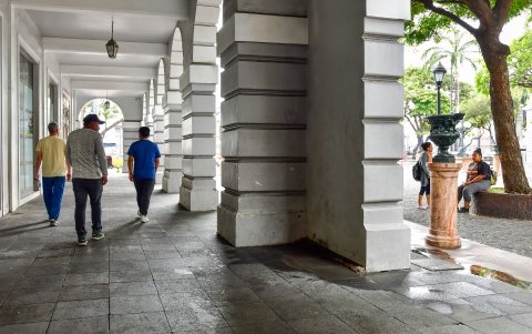 En los bajos de la Gobernación del Guayas, junto a la Plaza de la Administración, también se observan espacios utilizados como urinarios públicos.