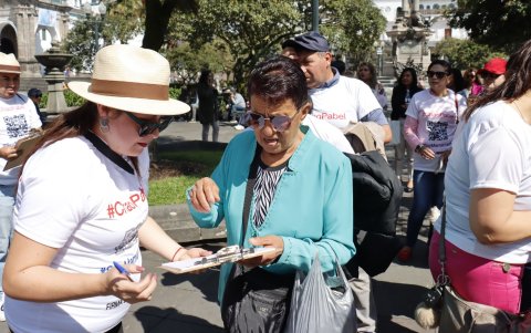 Recolección. Voluntarios participaron en la recolección de firmas desde el 23 de abril en 10 puntos.
