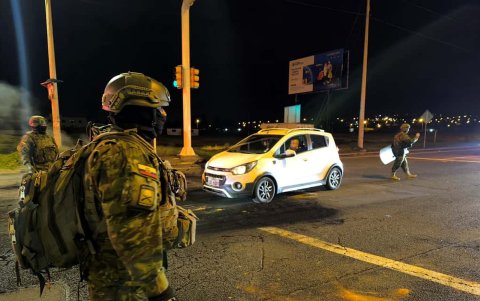 Panorama. El resguardo militar y policial ha impactado en la actividad comercial y turística en Latacunga.