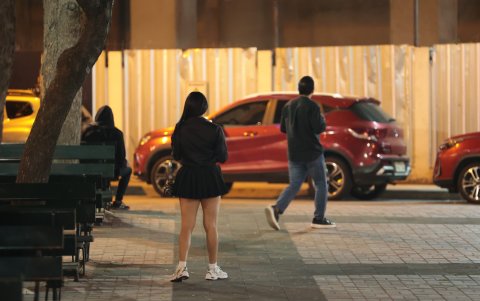 Otra de las recomendaciones que dan los expertos en seguridad, es que las personas no se relacionen con personas que no conocen, que se les acerca en la calle o en los sitios de diversión.