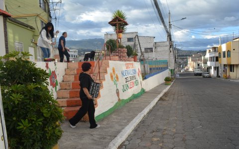 LOS VECINOS DEL BARRIO NUEVA ILUSION EN EL NORTE DE AMBATO HAN LOGRADO MANTENER EL LUGAR LIMPIO Y PRESENTABLE.