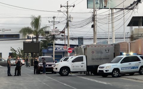 Según las primeras investigaciones, dos hombres llegaron a pie hasta el automotor, lo interceptaron y descargaron una ráfaga de disparos contra la víctima.