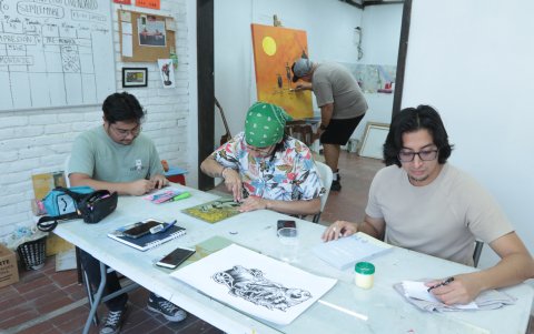 La actividad artística es incesante en el taller Las Esporas, en Urdesa, en el norte de Guayaquil.