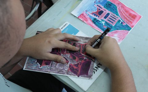 Los artistas trabajan de manera colaborativa para generar obras que marcan tendencias.