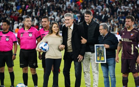 Edgardo Bauza reapareció públicamente en la Noche Blanca celebrada el 25 de enero de 2025.