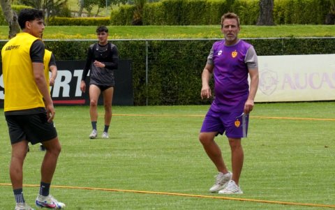 Ezequiel Tartaglia (d) dirigirá a Aucas en el partido ante Macará.