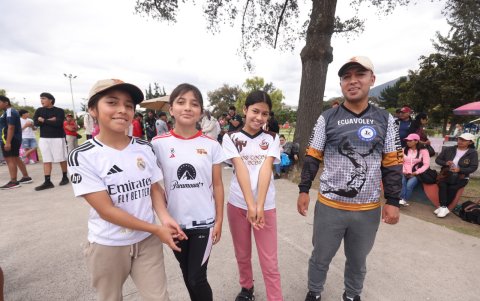 Las hermanas Macas entrenan ecuavóley junto a su padre, Jefferson.