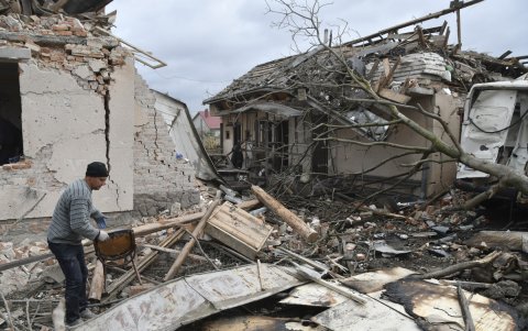 Un hombre evalúa los daños este domingo tras un ataque ruso en el pueblo de Lapoivka, cerca de Leópolis, en el oeste de Ucrania.