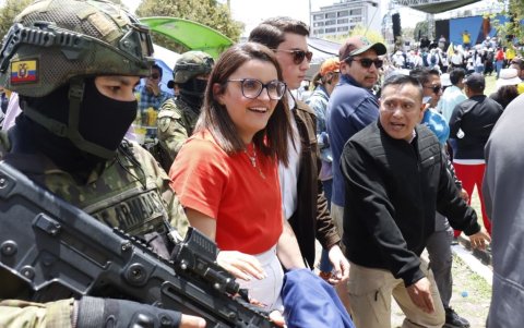 La vicepresidenta, María José Pinto, llegó cerca del mediodía a la concentración a favor del Gobierno, en el parque El Arbolito.