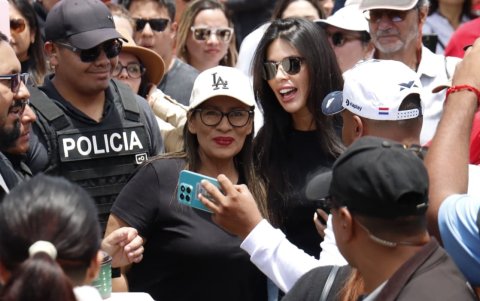 Las asambleístas de ADN, como Diana Jácome y Sade Frischi, también se unieron a la concentración a favor del Gobierno en El Arbolito.