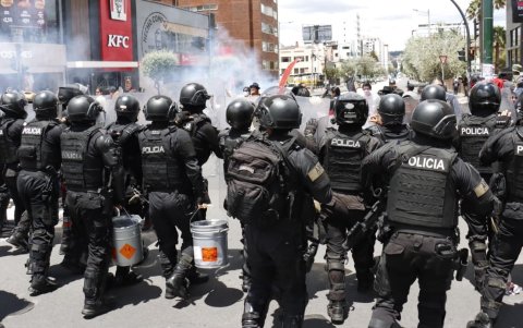 La Policía lanzó gas lacrimógeno para obligar a que los manifestantes se dispersen, tras una protesta cerca de la Fiscalía, en el norte de Quito.