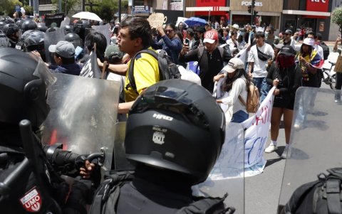 Jóvenes y simpatizantes de movimientos indígenas reclamaron a la policía por la represión, durante una manifestación en la av. Patria, norte de Quito.
