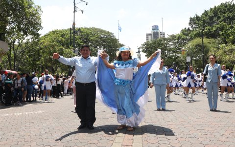 Trajes típicos hubo durante el desfile por los 205 años de Independencia de Guayaquil.