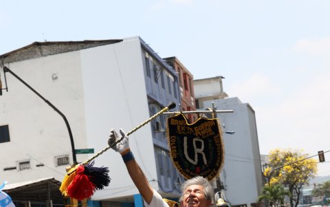 Washington Evangelista Torres, de 69 años, participó en el desfile por las fiestas octubrinas como parte del grupo de exalumnos del colegio Vicente Rocafuerte.