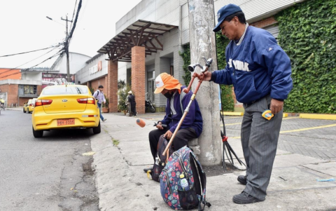 En la 6 de Diciembre y Granados, norte de Quito, hombres esperan con herramientas, en busca de trabajos ocasionales.