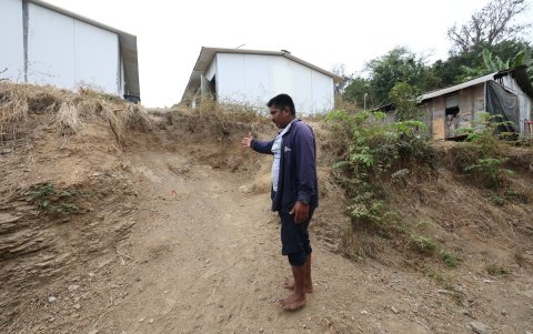 Los padres de familia solicitan a las autoridades la construcción de un muro de contención en el área que separa los salones de clase.