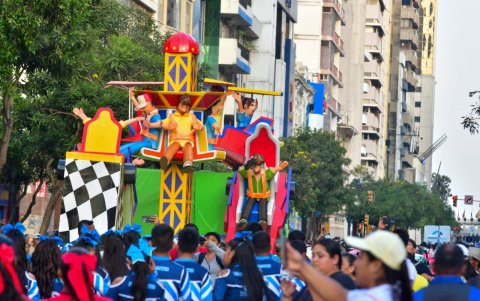 Sitios turísticos y hechos históricos fueron representados en el desfile de carros alegóricos, que se realiza en el bulevar 9 de Octubre.