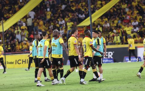 Los jugadores del Barcelona se retiran frustrados luego de un primer tiempo de pesadilla, en el que los horrores defensivos fueron aprovechados por Independiente del Valle que ya ganaba 3-0.